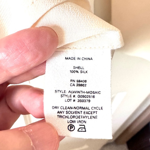 NWOT Theory Alwinth Mosaic 100% Silk Button Down Blouse - Picture 9 of 10